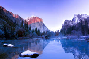 黎明時分白雪覆蓋的優勝美地山谷，山脈與河流在平靜的水面上倒映。 — 湖泊 壁紙