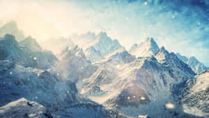 藍天下白雪覆蓋的山脈，雪花飄落 — 電玩遊戲 GIF 壁紙