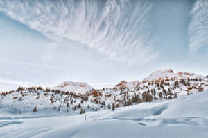 積雪的山脈，天空有薄雲 — 寒冷 壁紙