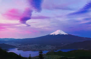 暮色中的富士山，粉紫色天空，下方湖泊 — 日式審美桌面 壁紙
