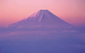 富士山峰在粉紅紫色日落時分聳立於雲端之上 — 富士山 壁紙
