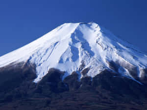 白雪覆蓋的富士山在清澈的藍天下，崎嶇的山坡。 — 富士山 壁紙