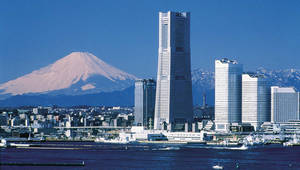 東京天際線，背景為富士山，前景為港口 — 橫濱 壁紙