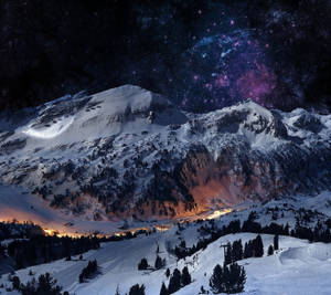 白雪覆蓋的山峰，在星空下，下方有發光的山谷燈光。 — 山脈 壁紙