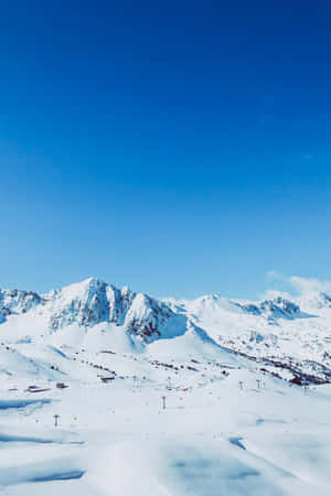 白雪覆蓋的山脈，有滑雪纜車和小型建築，在清澈的藍天下。 — Huawei MatePad Air (2026) 壁紙