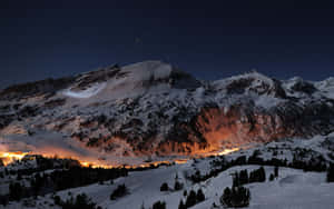 星空下的雪山，山谷中閃爍的燈光。 — 冬季風景 壁紙