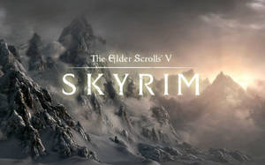 白雪皚皚的山脈，遊戲標題 Skyrim 在夕陽天空下閃耀。 — 月落 壁紙