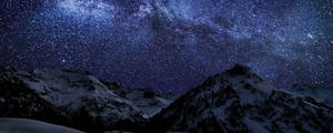 白雪覆蓋的山脈在明亮的星空下，銀河清晰可見。 — 夜空 壁紙
