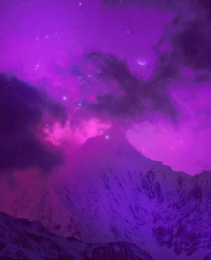新月下紫色星空中的雪山。 — 美學 壁紙