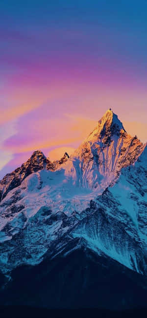 在紫色天空下，被金色夕陽沐浴的雪山峰。 — 日落 壁紙