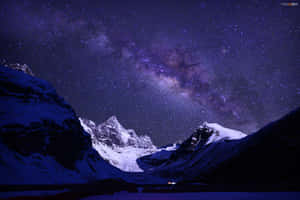 在鮮豔的紫色星空和銀河下的雪山峰頂 — 雪景 GIF 壁紙