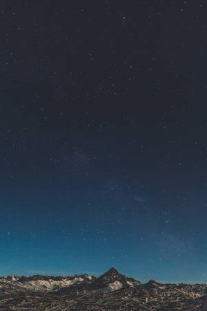 星空下的雪山山脈，帶有宇宙藍光。 — 小米平板 8 Pro 壁紙