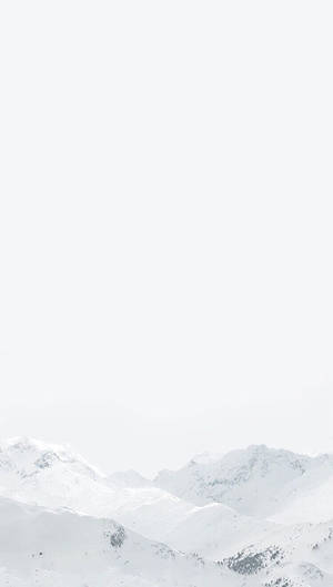 朦朧白色天空下的雪山山脈