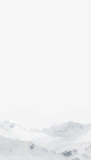 朦朧白色天空下的白雪覆蓋山脈 — 冬季風景 壁紙