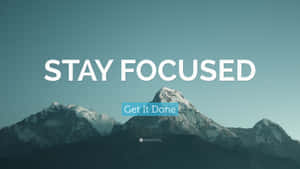 白雪覆蓋的山脈帶有勵志文字疊加，寫著 stay focused。 — 焦點 壁紙