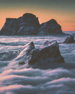 日出時從雲海中浮現的白雪覆蓋的山峰。 — 高清自然 壁紙