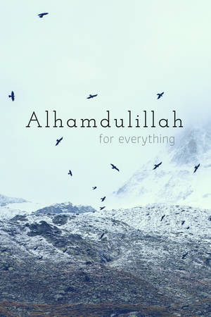 雪山與飛鳥，以及感謝一切的Alhamdulillah文字 — 山脈 壁紙