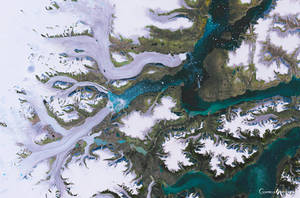 從上方俯瞰白雪覆蓋的山脈與碧綠河流 — 甲賀忍蛙 壁紙