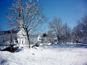白雪覆蓋的教堂和房屋，在晴朗的冬日。 — 冬季風景 壁紙