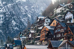 冬日陡峭山坡上的積雪小木屋。 — 冬季風景 壁紙