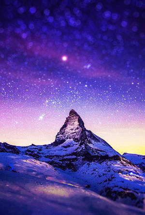 白雪覆蓋的山峰在繁星點點的紫色夜空和極光輝映下。 — 夜空 壁紙