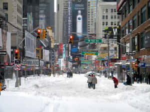 白雪覆蓋的城市街道，冬季有行人和高聳的廣告牌。 — 冬季風景 壁紙
