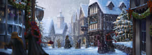 積雪的中世紀街道，節日燈飾和冬季行走的人們。