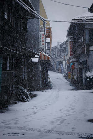 積雪的日本街道，有腳印和建築物之間飄落的雪花。 — 深綠色系動畫 壁紙