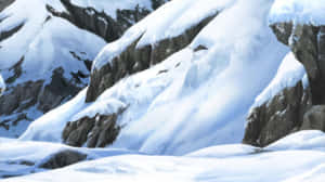 白雪覆蓋的山峰，露出灰色的岩石表面。 — 雪山 壁紙