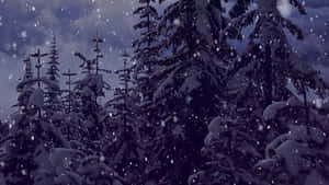 冬季森林中白雪覆蓋的松樹，深紫色天空下雪花飄落。 — 聖誕美學 壁紙