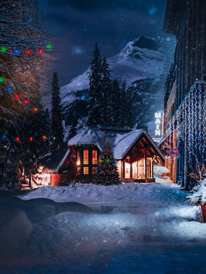 星空下，雪景冬日街道，亮燈木屋與山巒背景。 — 可愛聖誕節 壁紙