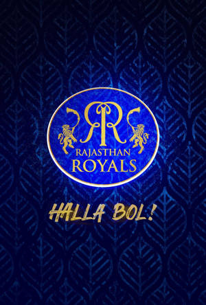 Rajasthan Royals板球隊標誌，帶有'Halla Bol!'口號，背景為藍色葉子圖案。 — 拉賈斯坦皇家隊 壁紙