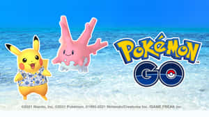 皮卡丘和傑莉娜穿著沙灘裝，在海洋水中漂浮，帶有 Pokémon GO 標誌。 — 寶可夢 壁紙