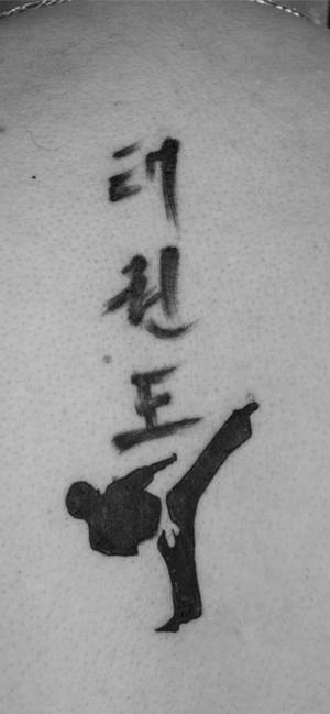 武術家踢腿的紋身，旁邊有韓文文字。 — 運動 壁紙