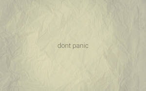 皺巴巴的紙張背景，帶有 dont panic 文字 — 恐慌 壁紙
