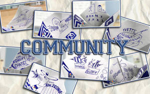 摺紙鶴拼貼畫，手寫名字和圖畫圍繞 COMMUNITY 一詞。