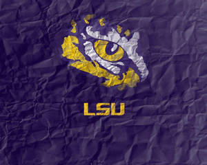 皺巴巴的紫色紙背景上的LSU老虎眼睛標誌 — LSU 壁紙