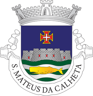 S Mateus da Calheta 的盾徽，有城堡、鯨魚和十字。