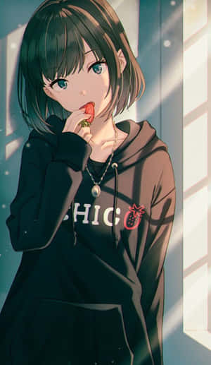 穿連帽衫的動漫女孩在窗邊吃草莓，陽光照射 — 可愛動漫女孩 壁紙