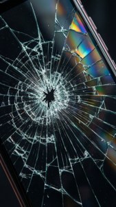 帶有彩虹光折射的破碎智慧型手機螢幕 — iPhone 7 Plus 壁紙