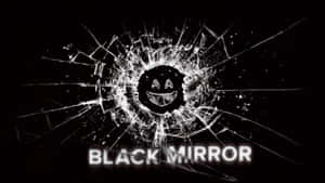 碎裂玻璃展現出一個做鬼臉的笑臉，帶有「BLACK MIRROR」文字。 — 彩虹美學 壁紙