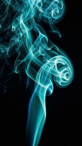 一幅優雅的碧綠色煙霧抽象桌布，增添了一絲神秘與精緻感。 — 土耳其藍 壁紙