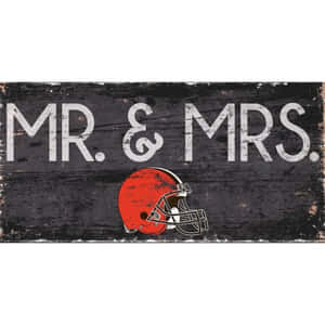 鄉村風格的木牌，帶有MR & MRS和一個紅色美式足球頭盔。 — 1:1 壁紙