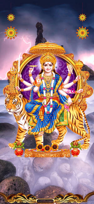 十臂女神杜爾迦在風暴天空下騎著老虎，飾有金色飾物。 — Maa Durga 壁紙