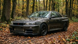日產Skyline GTR R33置身秋日森林，落葉繽紛，自然光線灑落。