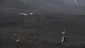科學家在黑色火山場地使用車輛和設備進行研究。 — 機器人 壁紙