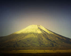 富士山被日出照亮，積雪的山頂和漸變色的天空。 — 雪山 壁紙