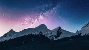 雪覆蓋的山脈在星空下，有銀河和流星。 — 夜空 壁紙