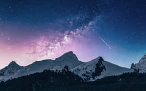 在星空下，銀河與流星映襯的積雪山峰。 — 夜空 壁紙