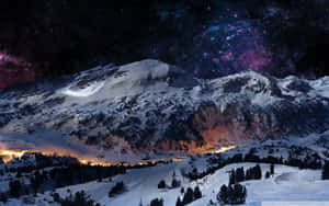 星空下的積雪山峰，下方有閃爍的村莊燈光。 — 冬季風景 壁紙